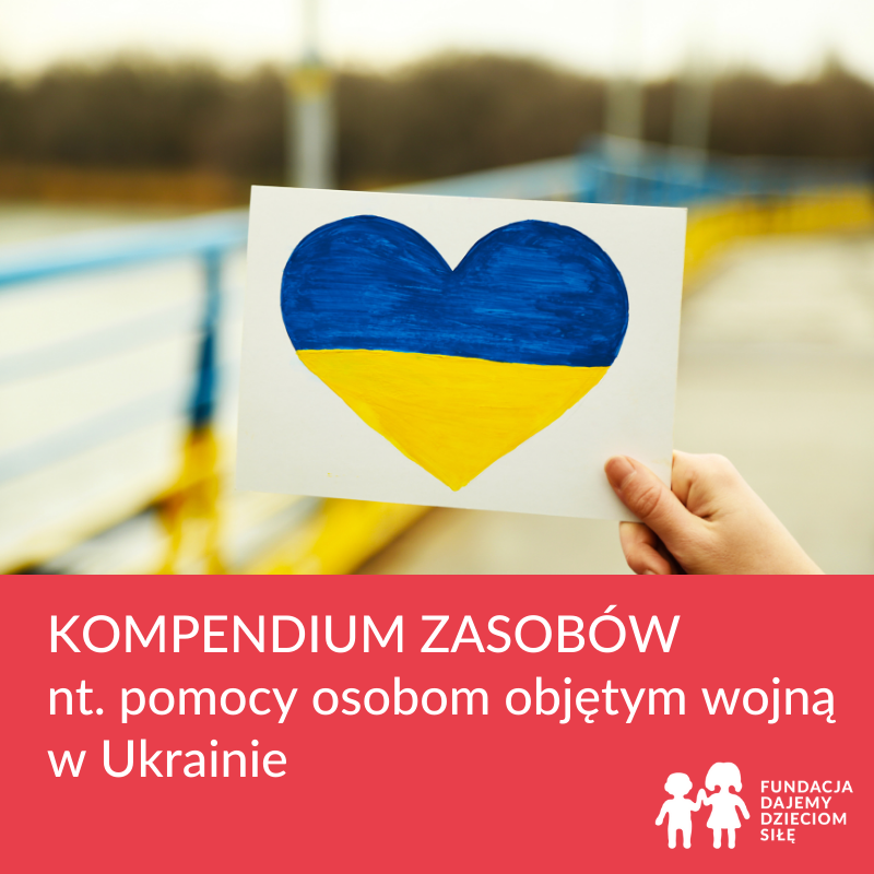 Zdjęcie przedstawiające obrazek, na którym jest namalowane serce w barwach Ukrainy (górna połowa niebieska, dolna połowa żółta). Na dole pasek z napisem na czerwonym tle "Kompendium zasobów nt. pomocy osobom objętym wojną w Ukrainie"